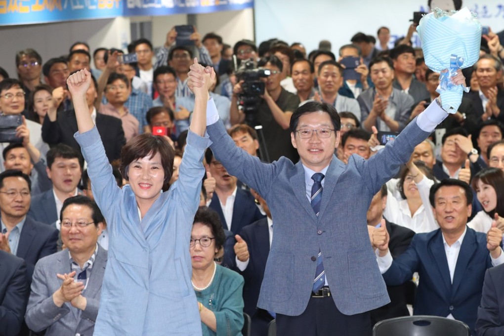 Kim Kyoung-soo of the ruing Democratic Party raises his hands at his campaign office in Changwon as he strode to victory in the polls for South Gyeongsang provincial governor. Photo: EPA