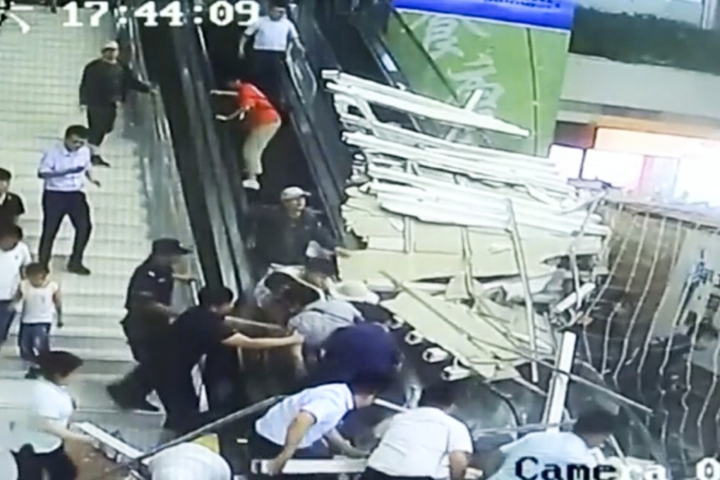 Nine people were hurt on Saturday when a huge ceiling decoration at the Mount Huashan visitor centre in northwestern China collapsed on top of them. Photo: News.cctv.com