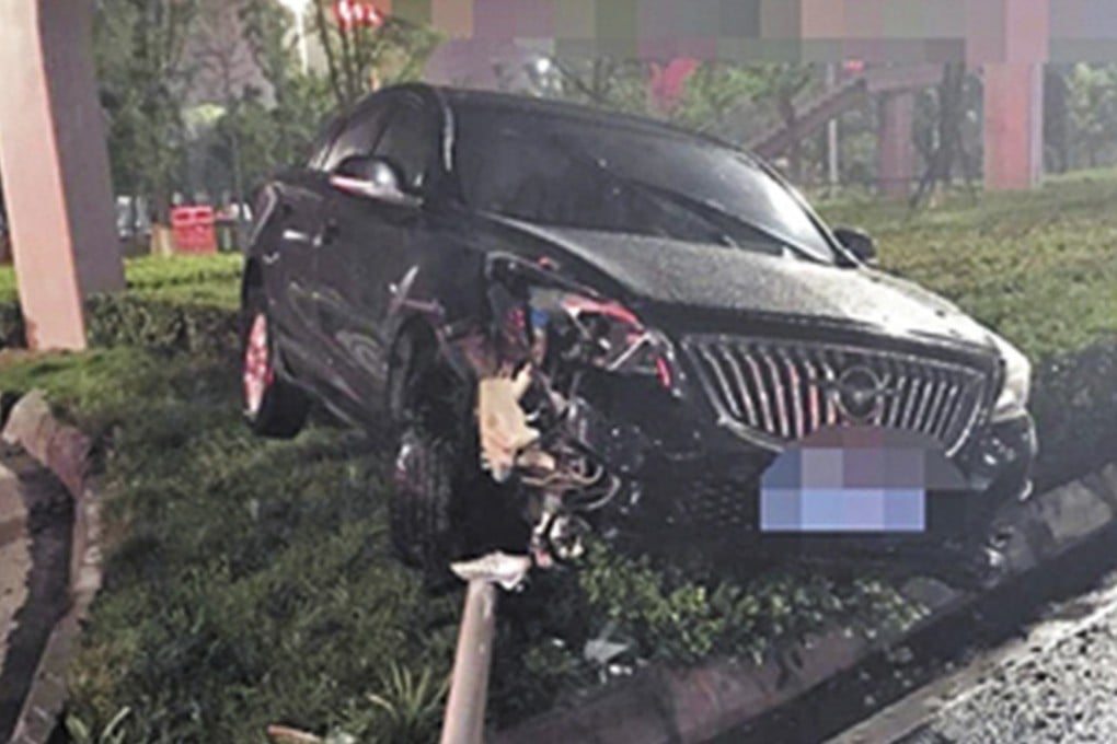 A Chongqing motorist was ordered to pay for repairs to a traffic sign after he crashed into it while watching a World Cup match. Photo: Thepaper.cn