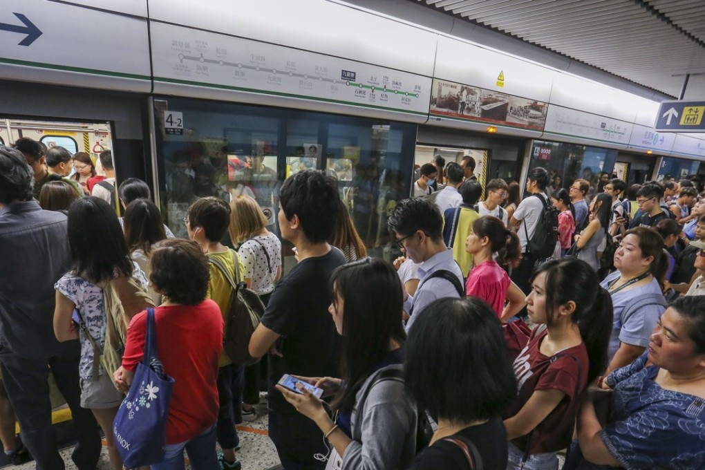 Commuters queue for a train during peak hours at Kowloon Tong station on May 25. The MTR Corp, which operates the city’s rail system, has been embroiled in a series of controversies over shoddy work recently. Photo Dickson Lee