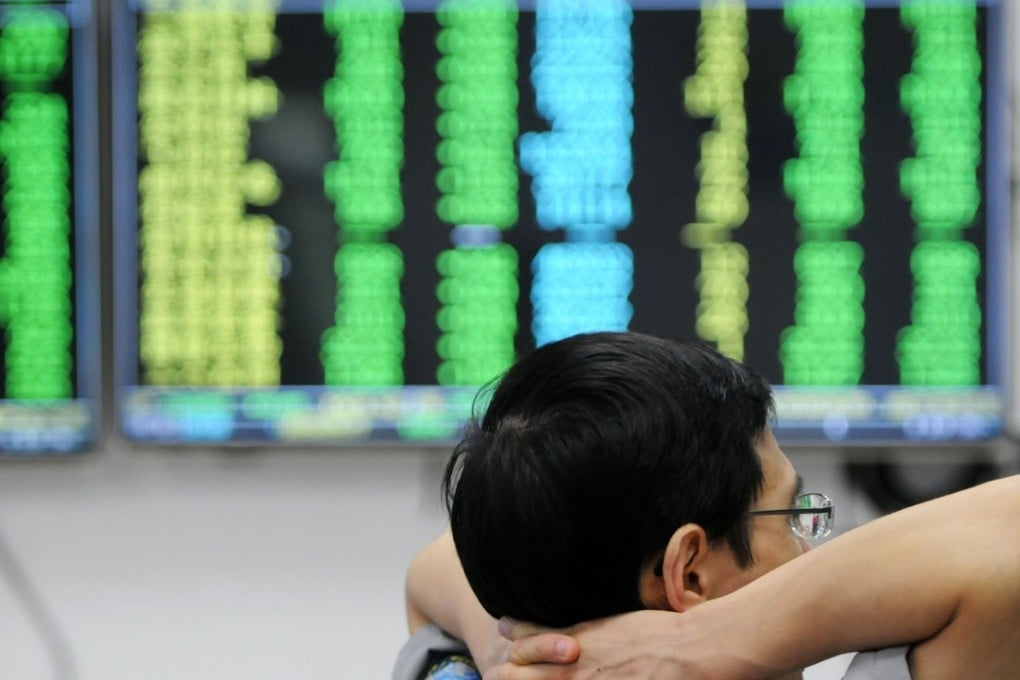 A security guard sits in front of screens showing stock market figures at a securities company in Jiujiang in China's central Jiangxi province on June 19, 2018. Shanghai and Hong Kong stocks plunged on June 19 on fears that the US and China could be heading for a full-blown trade war following tit-for-tat tariff threats. / AFP PHOTO / - / China OUT