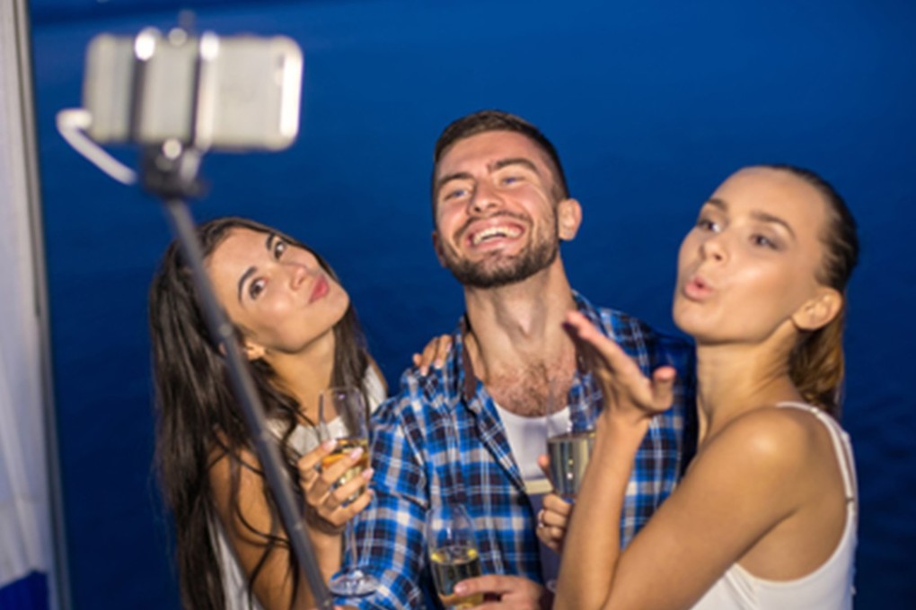 Some social network users confess to suffering from a sense of deprivation after browsing through friends’ posts: all those great photos from travelling, shopping, eating and partying. Photo: Dreamstime / TNS