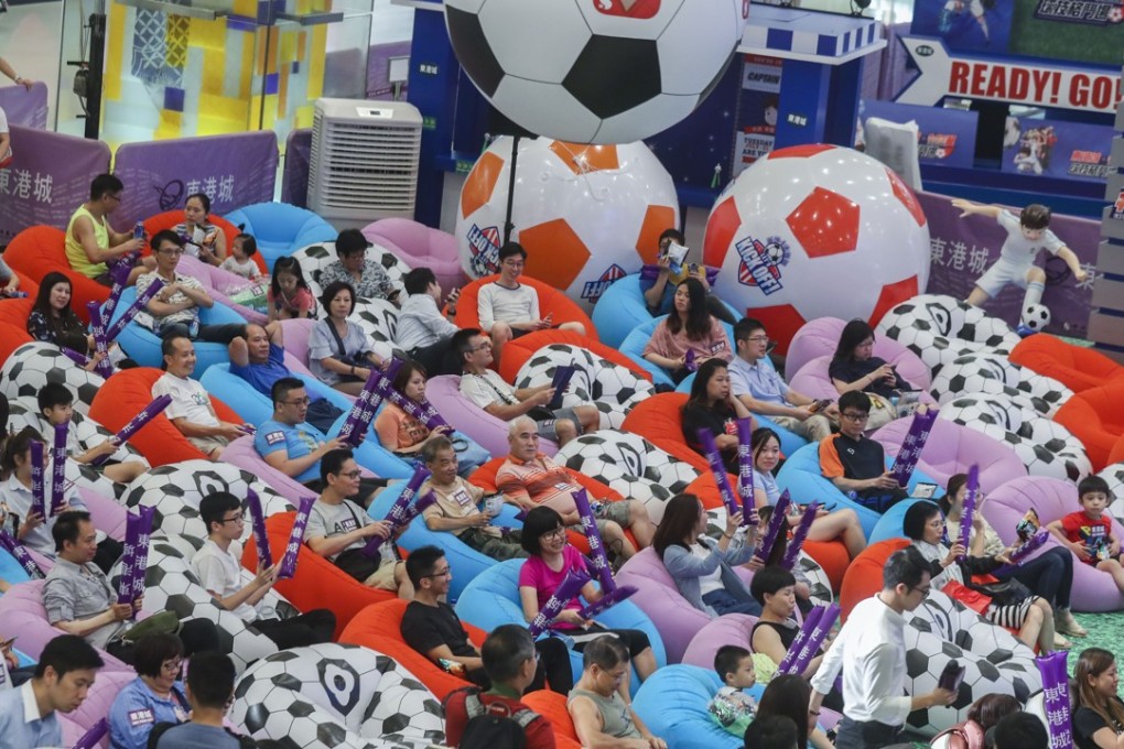 Soccer fans watch a live broadcast of the opening game of the Fifa World Cup, at East Point City in Tseung Kwan O on June 14. Photo: K.Y. Cheng