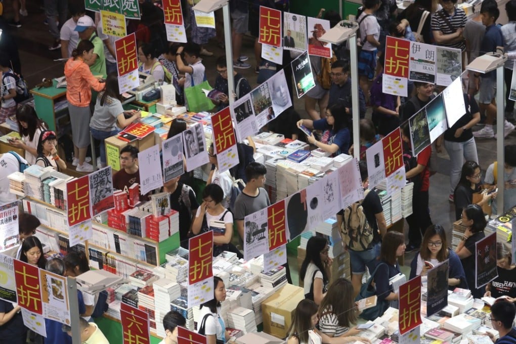 People browse for bargains at the Hong Kong Book Fair, at the Convention and Exhibition Centre in July 2017. The reluctance to read Chinese literature could be a reason for a drop in writing standards. Photo: Nora Tam