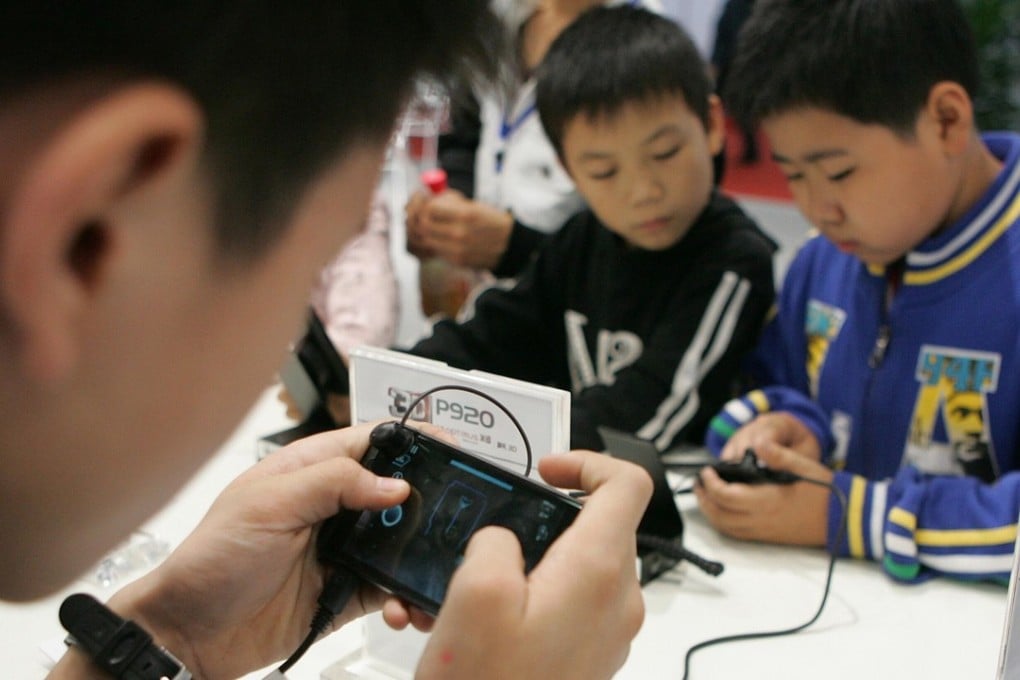 Chinese kids play mobile games on smartphones in Chengdu city, Sichuan province. The World Health Organisation this week classified gaming disorders as a mental health condition. Photo: Imaginechina