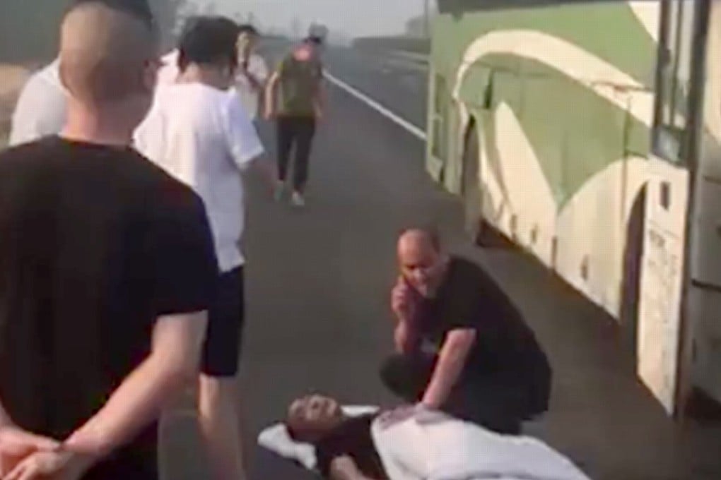 A driver of a coach receives assistance after collapsing at the wheel of the moving vehicle. Photo: The Paper