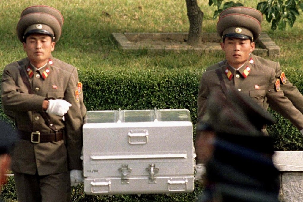 North Korean soldiers carry a coffin believed to contain the remains of a US soldier to the border with South Korea during repatriation ceremonies at the truce village of Panmunjom in 1998. Photo: Reuters
