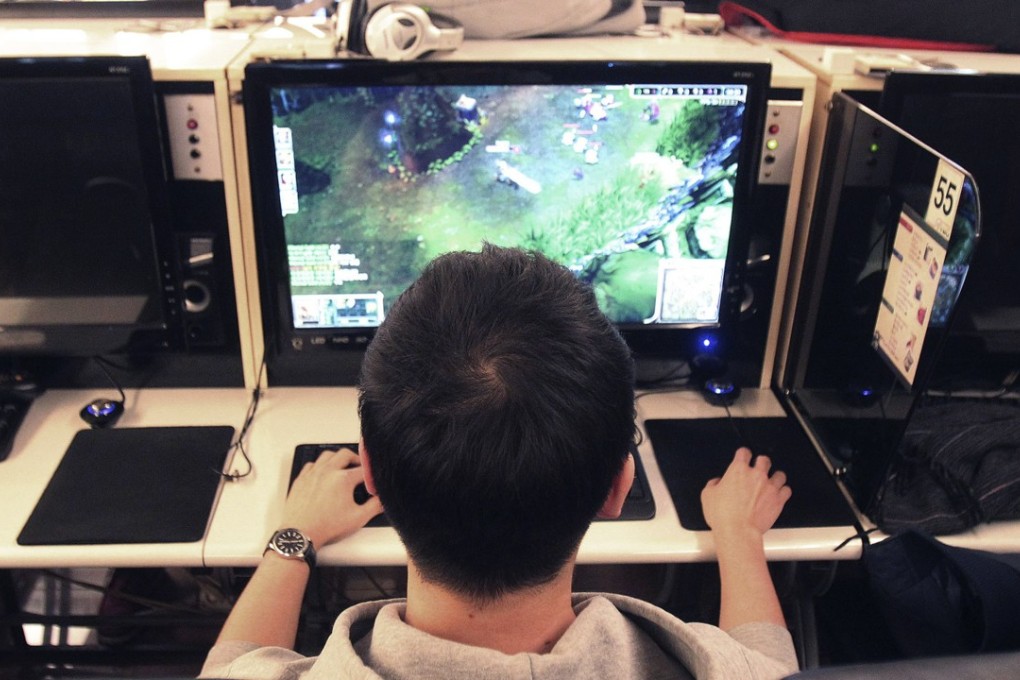 A college student plays a computer game at an Internet cafe in Seoul, South Korea in 2013. Photo: AP