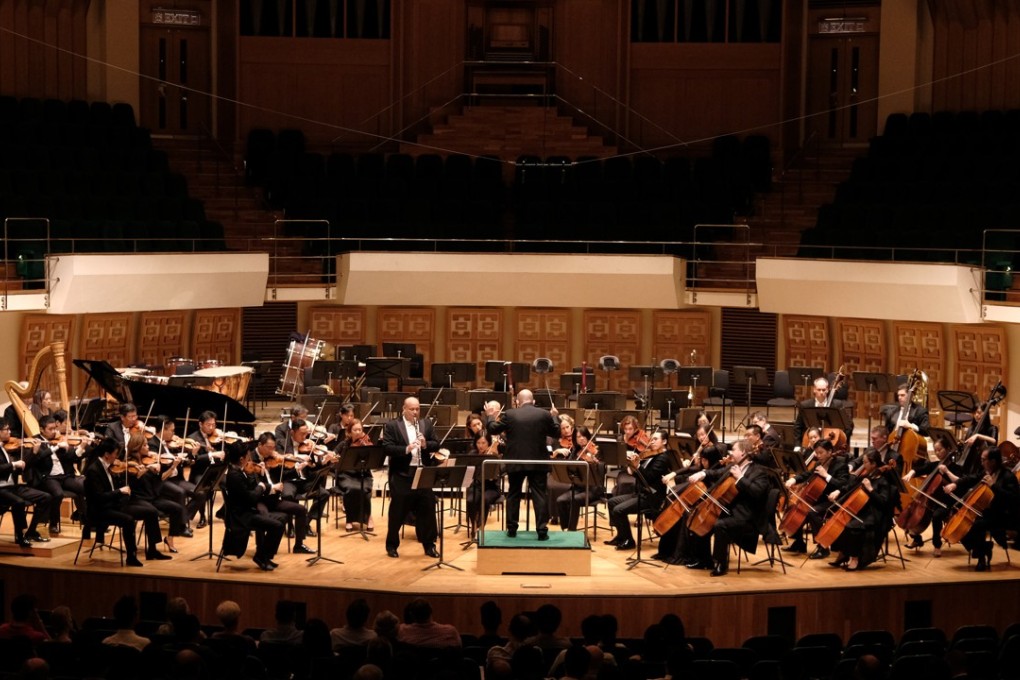 Jaap van Zweden conducts the Hong Kong Philharmonic Orchestra and soloist Andrew Simon, the orchestra’s principal clarinettist, in the Clarinet Concerto by Aaron Copland. Photo Ka Lam/Hong Kong Philharmonic Orchestra