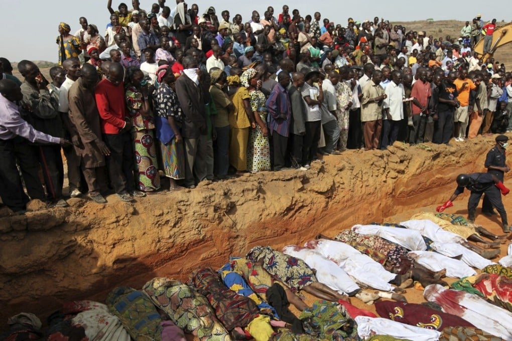 In this 2010 file photo, villagers look at bodies of victims of violence between ethnic Berom farmers on Fulani herders lying in a mass grave in the Dogo Nahawa village in central Nigeria. The ongoing violence is threatening to become the worst security risk in the country. Photo: Reuters