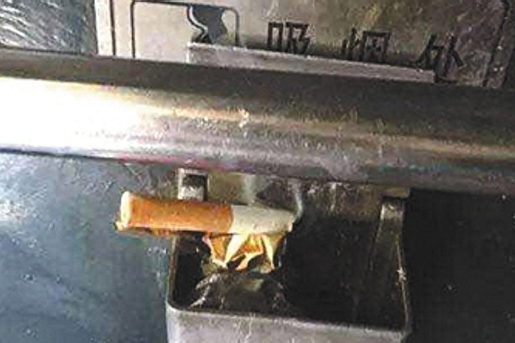 There were smoking areas provided on a train displaying “no smoking” signs. Photo: Sina