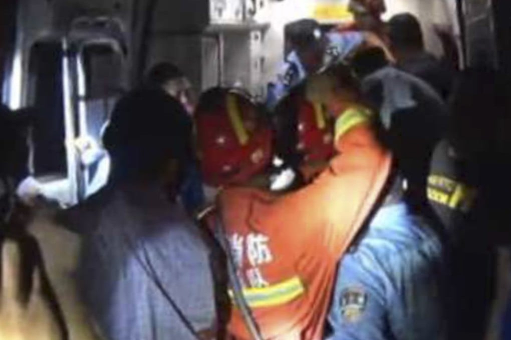 A specialist team was called in to rescue a 200kg man from eastern China who fell and injured himself in the shower. Photo: Kankanews.com