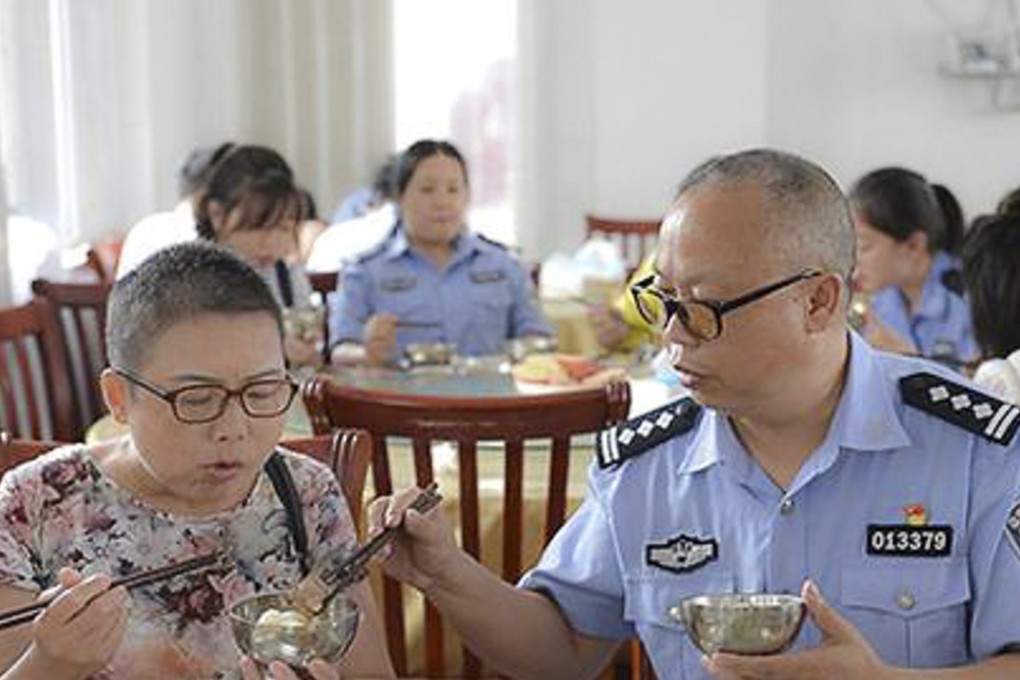 Wu Fengchuan pictured eating with his wife in the police canteen. Photo: news.163.com