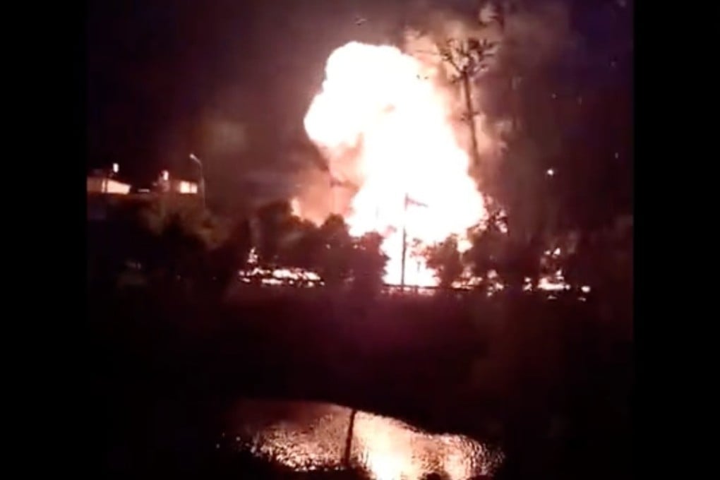 The fireball engulfed nearby houses and buildings. Photo: Tencent