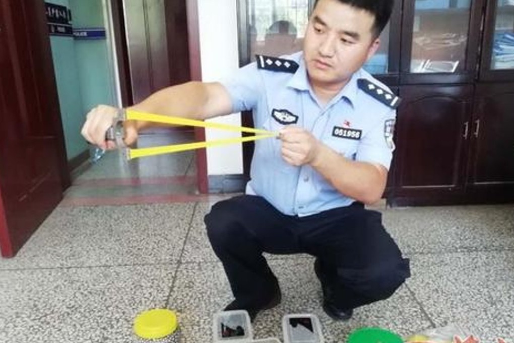 A catapult and pellets were found in the man’s shop. Photo: 163.com