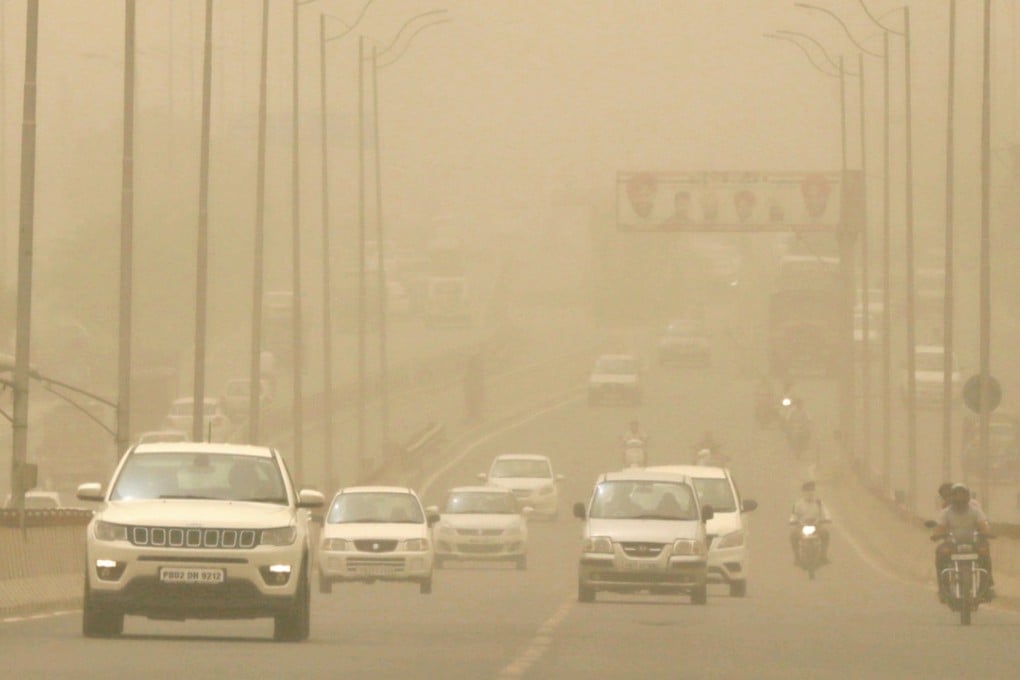 epaselect epa06809034 Commuters drive through an area blanketed with heavy dust and pollution in Amritsar, India, 15 June 2018. People in the northern regions are struggling with thick haze and dust as the air quality hit 'severe levels' in the past days, media reports state. EPA-EFE/RAMINDER PAL SINGH