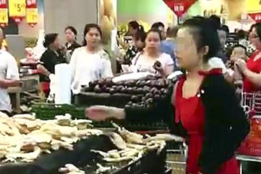 The woman swept the ginger to the floor in a rage after being “overcharged” by one yuan. Photo: news.sina.cn