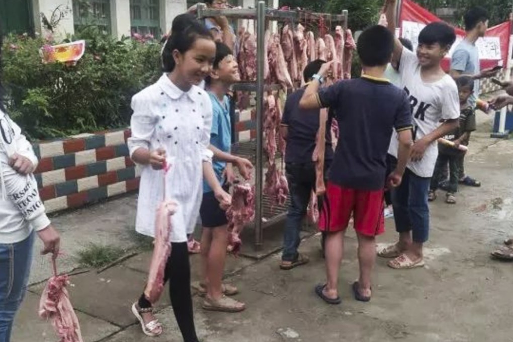 Fifty pupils at the primary school in the Guangxi region were given 600g of pork to recognise their achievements. Photo: Thepaper.cn