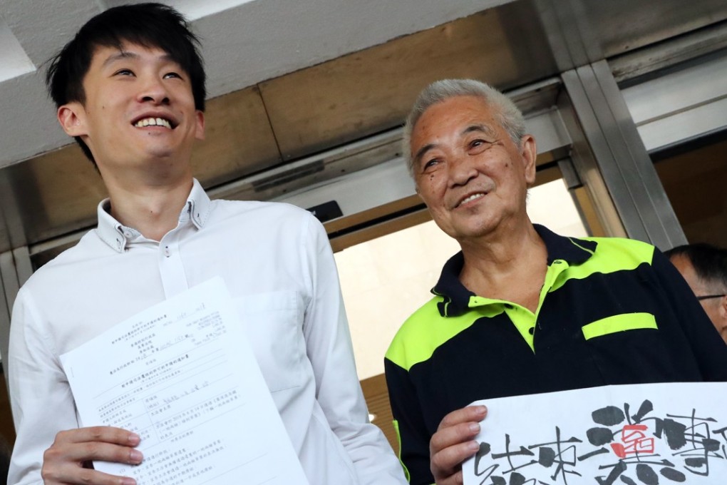 Sixtus Leung (left) and Kwok Cheuk-kin file their applications for a judicial review at the High Court. Photo: K.Y. Cheng