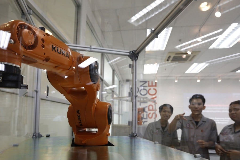 Thai students learn how to use a robot at the Innovation Center for Robotics and Automation Systems in Bangkok on June 22. Manufacturing, farming, forestry and fishing, construction, retail and hospitality are the sectors in Southeast Asia where workers are most likely to be replaced by robots, according to risk consultancy Verisk Maplecroft. Photo: EPA-EFE