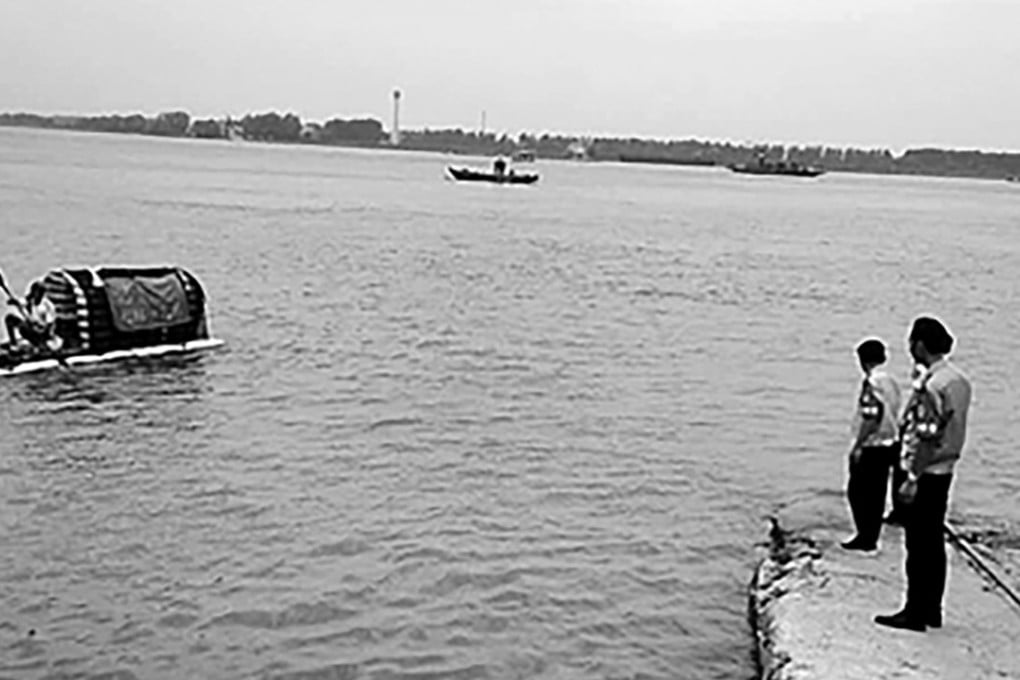 The man is stopped by police during his journey from Guilin to Beijing on a wooden raft. Photo: ThePaper.cn