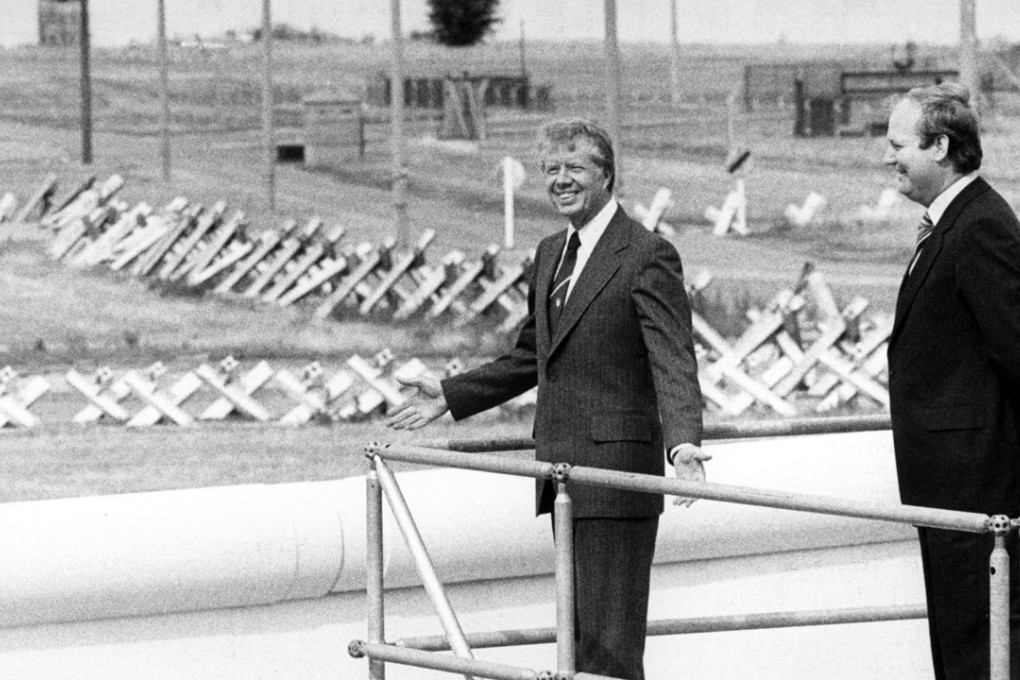 US President Jimmy Carter (left) views the Berlin Wall with West Berlin’s mayor Dietrich Stobbe in 1978. Photo: AFP
