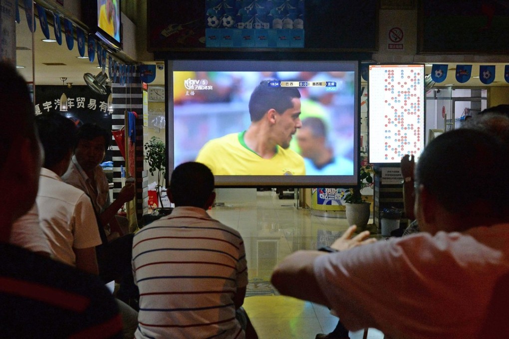 People watching the 2018 Russia World Cup in Shanghai. China. Photo: AFP