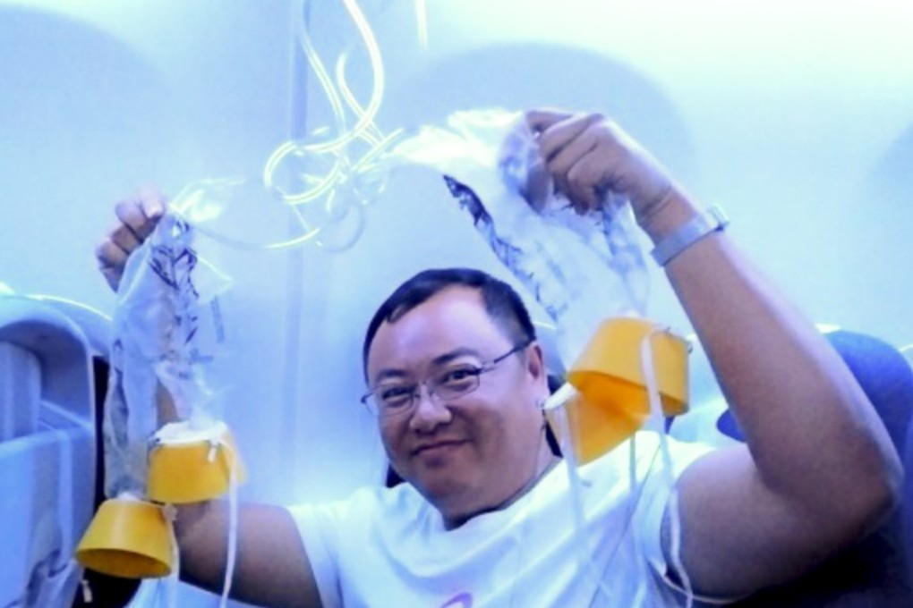 A passenger on CA106 poses with oxygen masks. Photo: Weibo