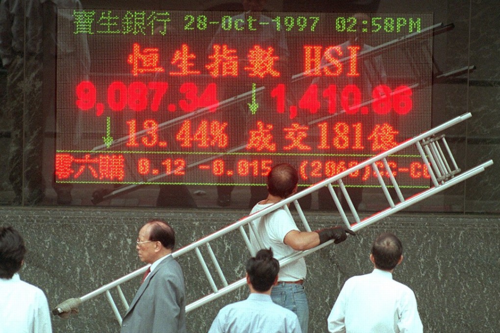 People watch an electronic board displaying the Hang Seng Index at Central in this photo from October 28, 1997. Companies boosted their share buy-backs when the market tanked in 1997. Photo: SCMP