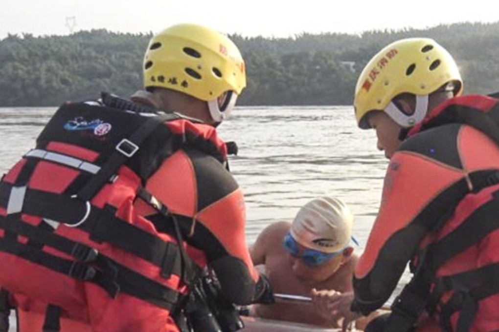 Police speak to one of the swimmers. Photo: cqwb.com.cn