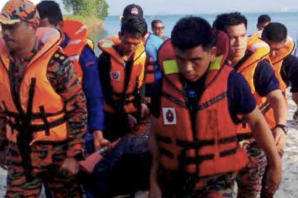 Search and rescue crew members retrieve the body of triathlete Jeffrey Yuen. Photo: Malaysian Fire and Rescue Department