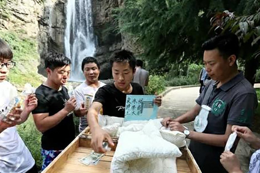 Impoverished Henan student Zhou selling his popsicles at Yuxi Gorge Scenic Spot. Photo: cztv.com