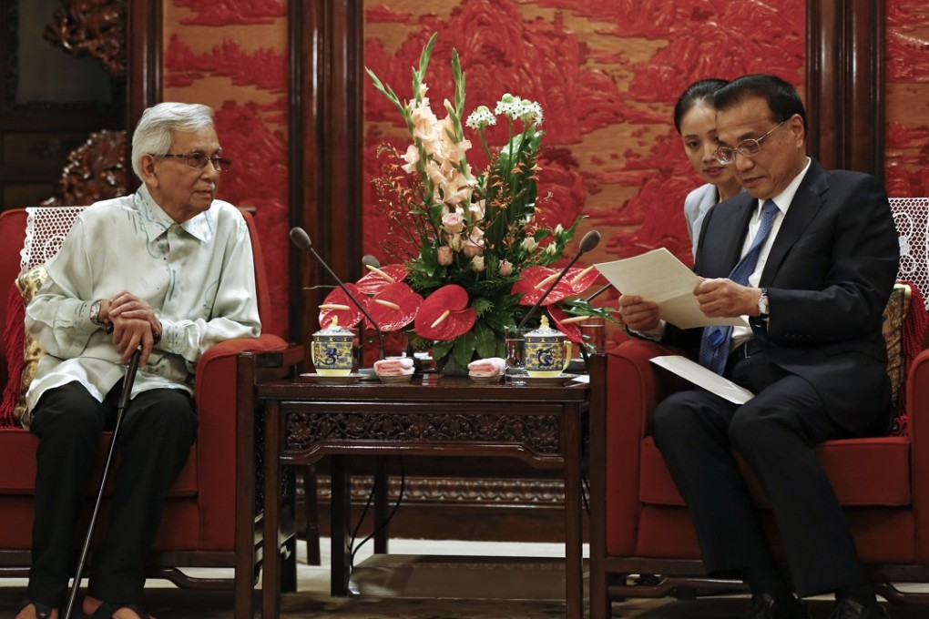 Chinese Premier Li Keqiang (right) holds talks with Malaysian envoy Daim Zainuddin in Beijing on Wednesday. Photo: AP
