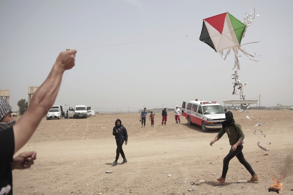 n this April 20, 2018 file photo, Palestinian protesters fly a kite with a burning rag dangling from its tail during a protest at the Gaza Strip's border with Israel. Photo: AP