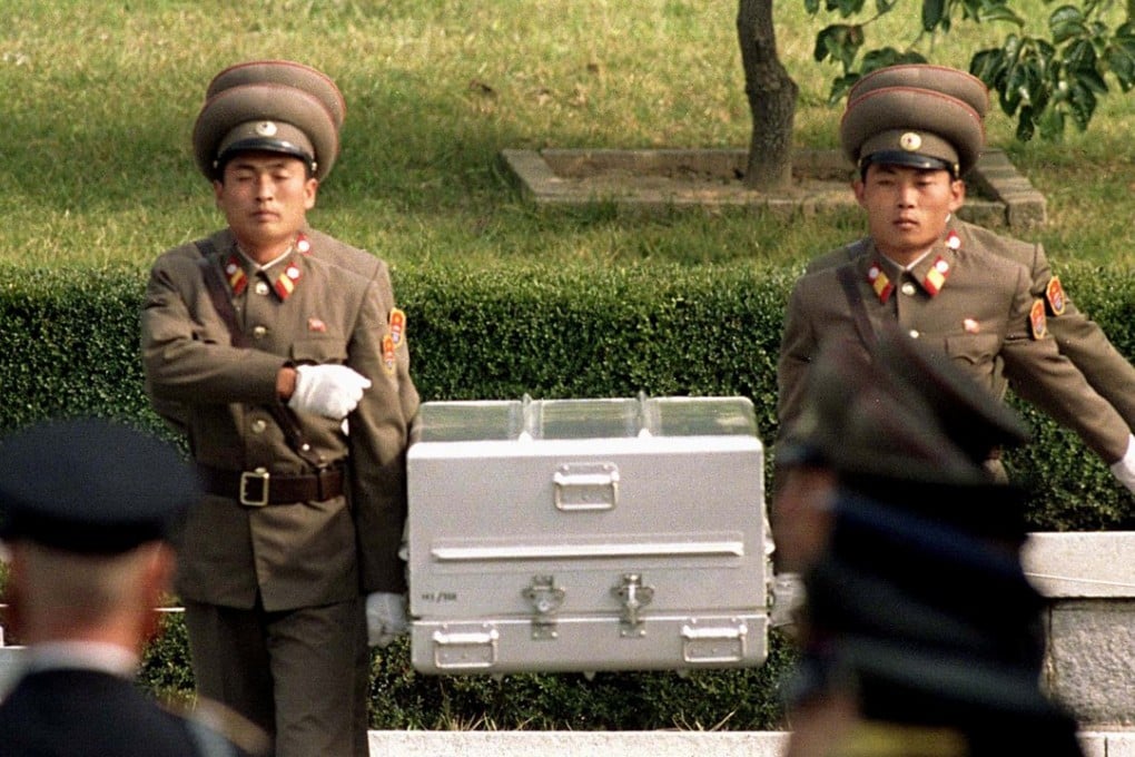 North Korean soldiers carry a coffin believed to contain the remains of a US soldier to the border with South Korea during repatriation ceremonies at the truce village of Panmunjom, South Korea, in October 1998. Photo: Reuters