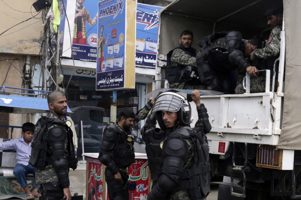 Pakistani paramilitary forces arrive in Lahore city. Photo: AP
