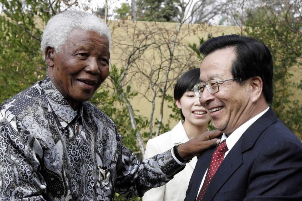 Former South African President Nelson Mandela (L) meets with visiting Chinese Vice President Zeng Qinghong in Johannesburg June 28, 2004. Photo: Xinhua