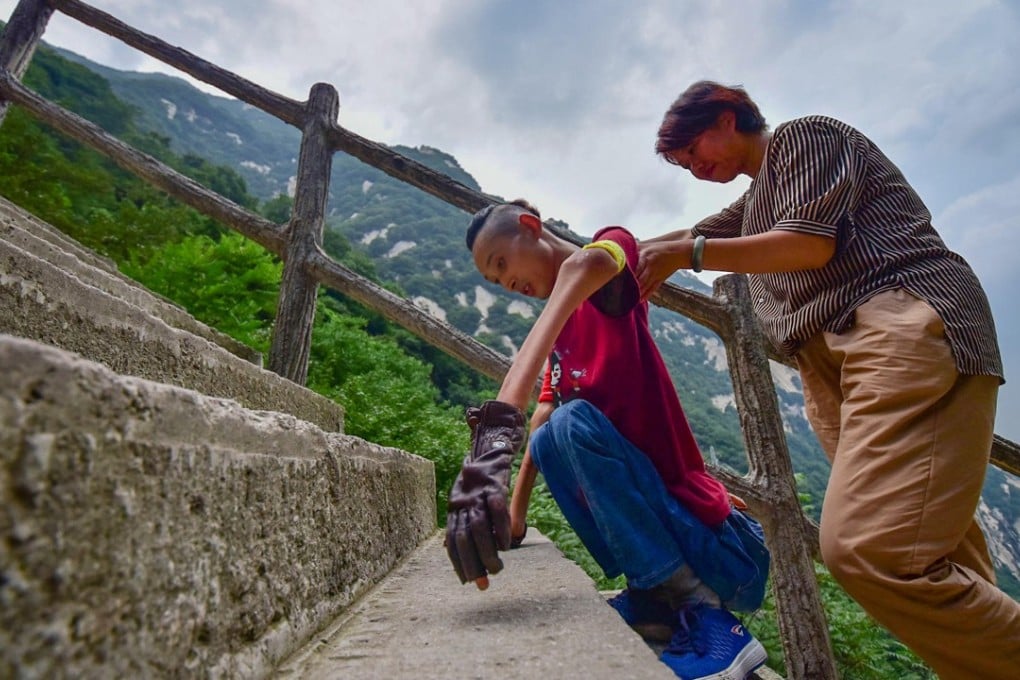 Chinese man Zhang Wei, who suffers from a motor neurone disease, spent his 29th birthday climbing Mount Hua, one of China's highest peaks. Photo: Kuaibao.qq.com