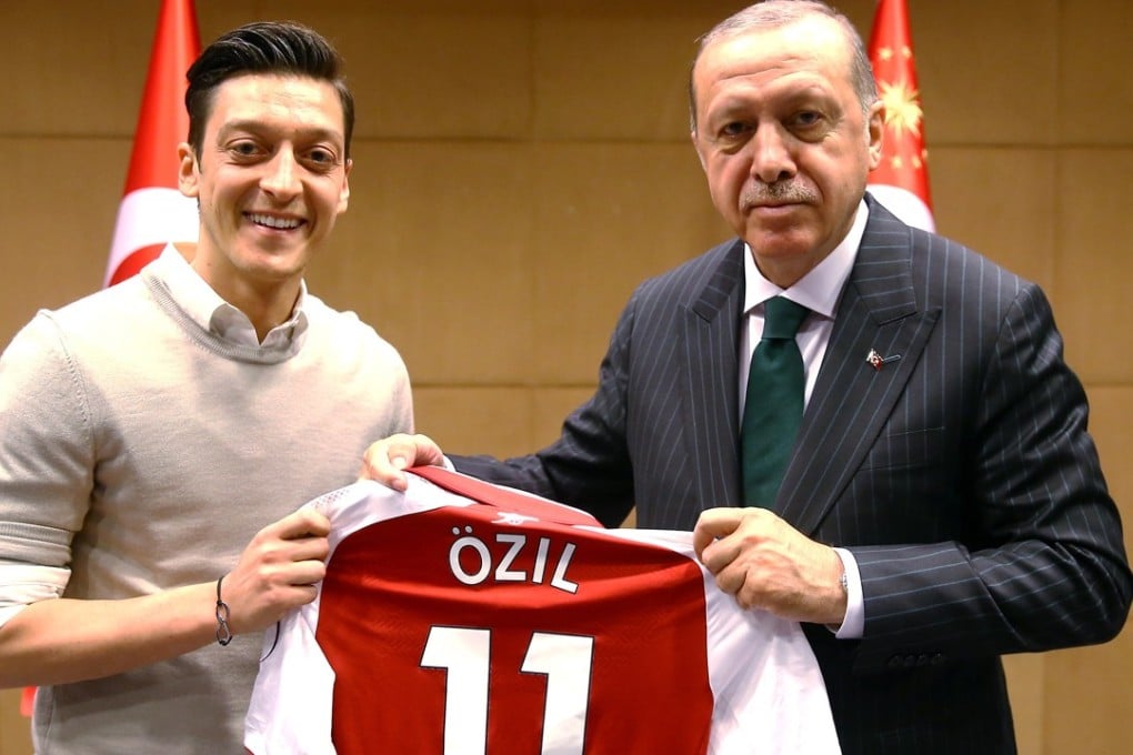 A handout photo made available by the Turkish Presidential Press Office shows Turkish President Recep Tayyip Erdogan posing with Arsenal’s Mesut Ozil in London. Photo: EPA