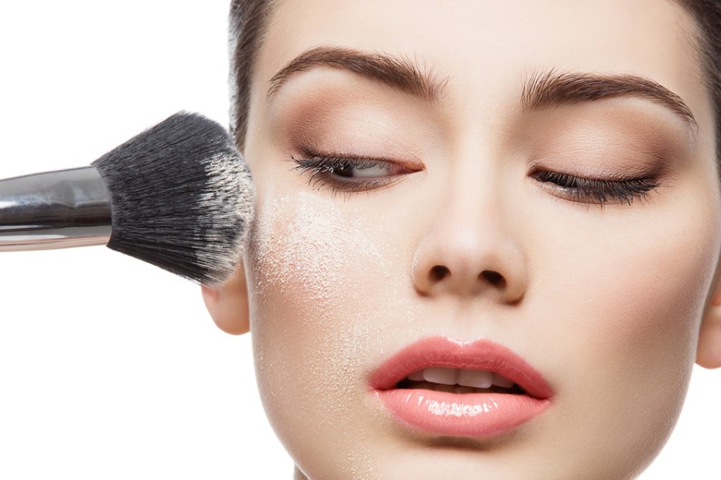 In summer, you can do much more with your powder than just set your finished look with it. Photo: Shutterstock