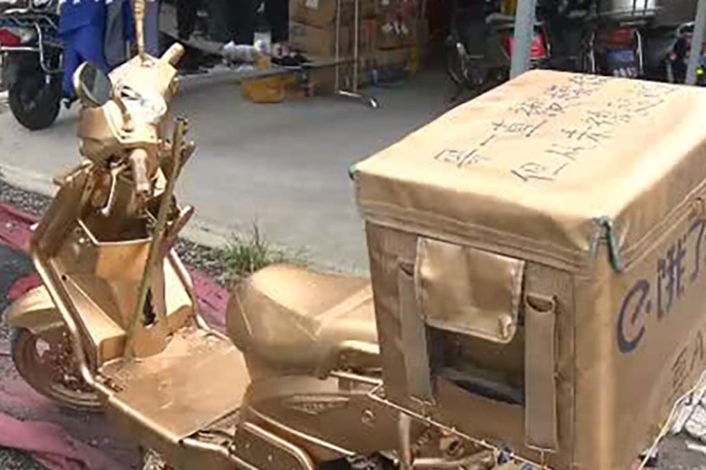 A Shanghai delivery man ran into trouble after he spray-painted his electric bike. Source: Kankanews.com