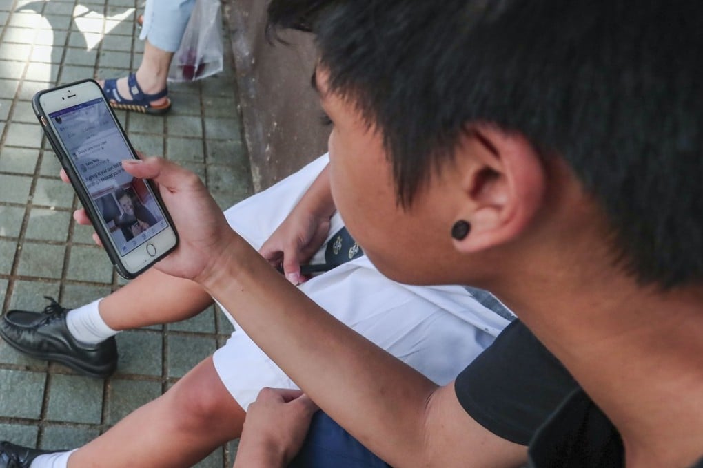 Nearly 70 per cent of Hong Kong teens think that it is annoying to have to keep going online to check on social media apps, but they cannot beat the habit. Photo: Jonathan Wong