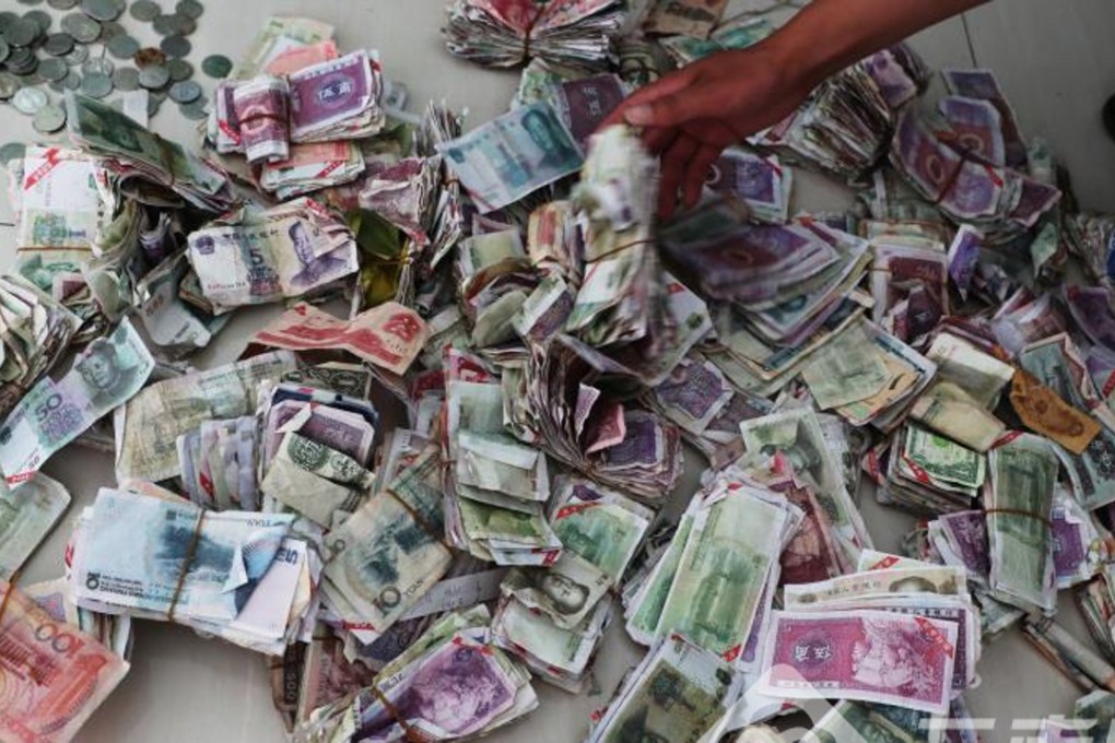 Counterfeit currency, scrap and money from other countries adds up to big losses in unpaid fares for a Yunnan bus company. Photo: Yunnan.cn