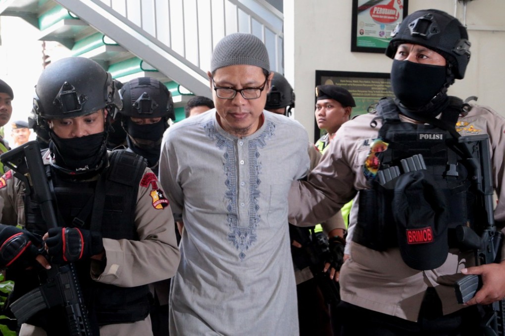 Indonesian leader of Jamaah Ansharut Daulah (JAD) Zainal Anshori (C) is escorted by Indonesian anti-terror police during his trial in Jakarta. Photo: EPA