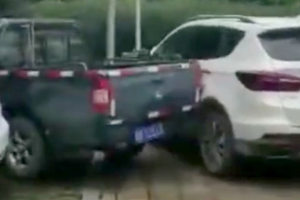 The driver of a pick-up truck in Guangxi filmed deliberately banging 11 times into a white SUV blocking his way. Photo: pearvideo