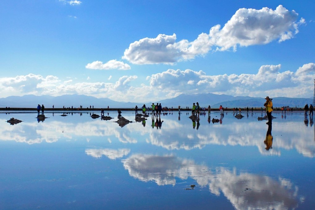 Visitors at the beautiful Chaka Salt Lake in Qinghai province. Photo: tibet.cn