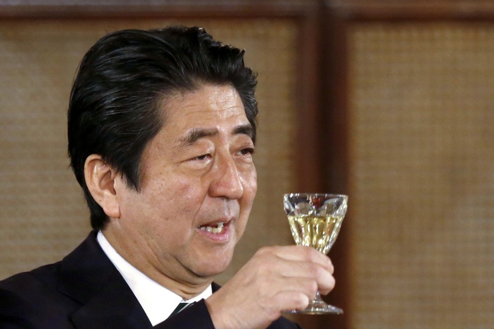Japanese Prime Minister Shinzo Abe raising a toast during a state dinner at the Malacanang Presidential Palace in Manila on January 12, 2017. Photo: AFP