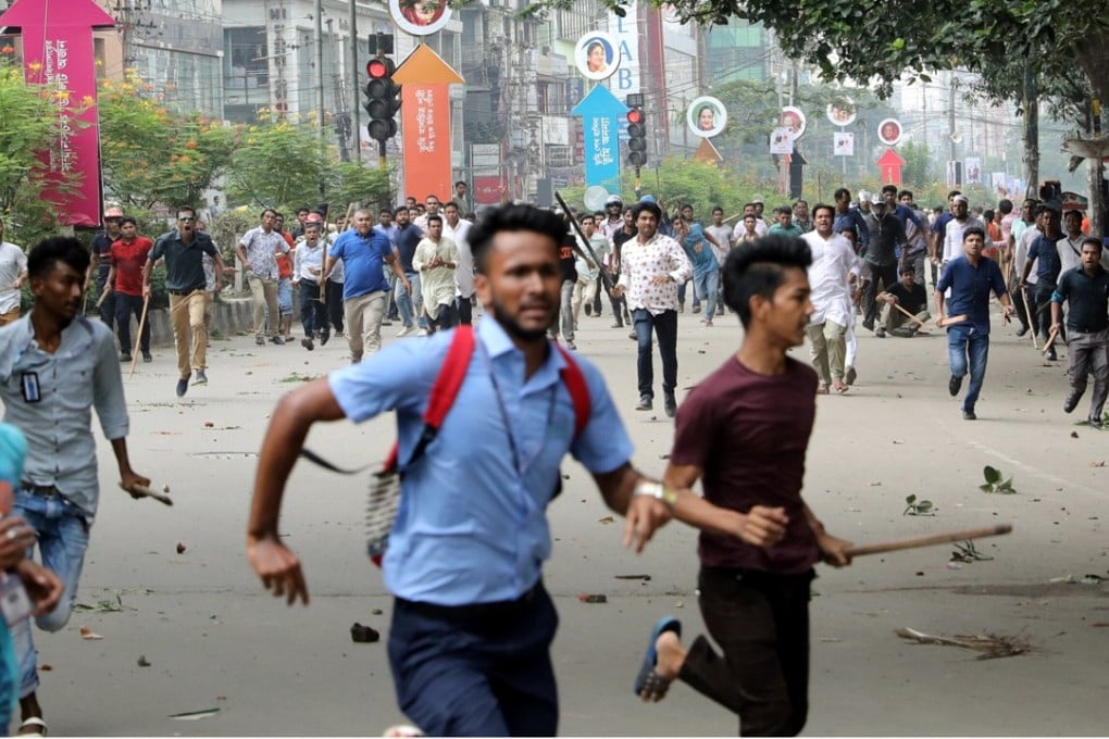 Students run away from police and government supporters while protesting against road accidents that killed a boy and a girl, in Dhaka, Bangladesh on August 4, 2018. Photo: Reuters