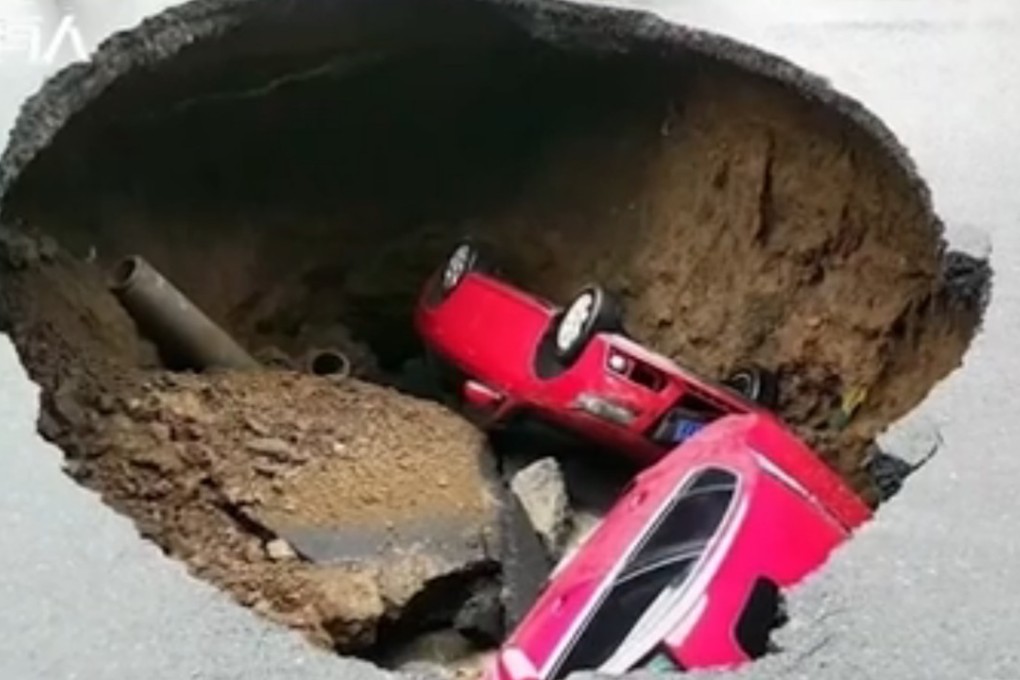 (ATN 2 ROAD) Two sedans fell into a hole that suddenly appeared in a road in Harbin of Heilongjiang. Photo: sina
