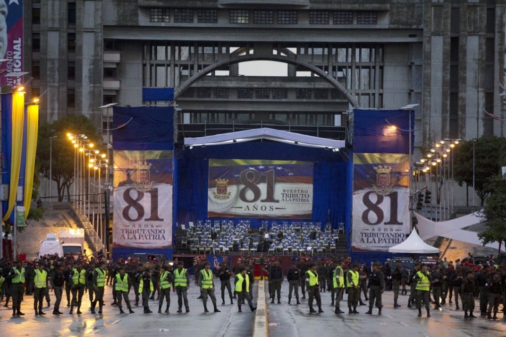 Venezuela's Bolivarian National guards officers occupy the Bolivar Avenue in Caracas where the government said that a drone armed with explosives detonated near Venezuelan President Nicolas Maduro on Saturday. Photo: AP